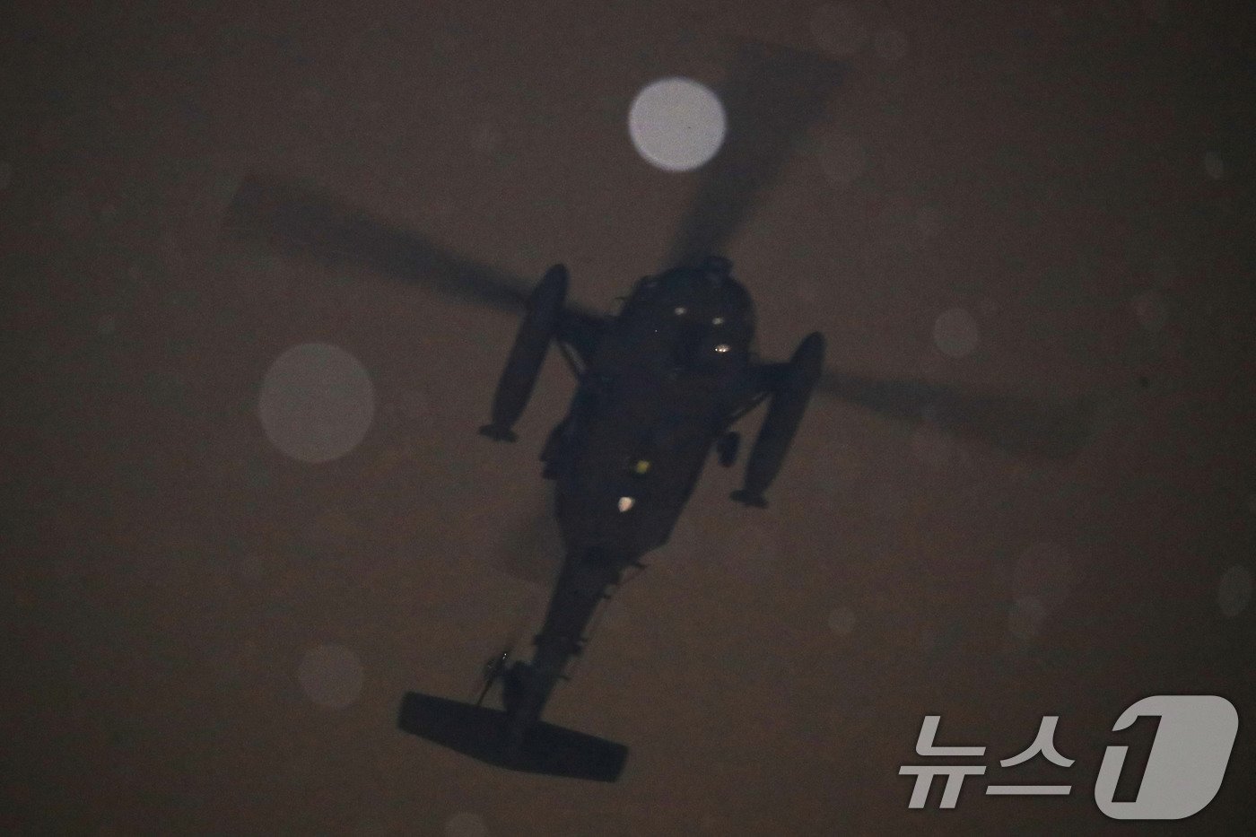 본문 이미지 - 윤석열 대통령이 전격적으로 계엄령을 선포한 3일 밤 서울 여의도 국회 경내 안으로 군 헬기가 지나고 있다. .2024.12.3/뉴스1 ⓒ News1 이광호 기자