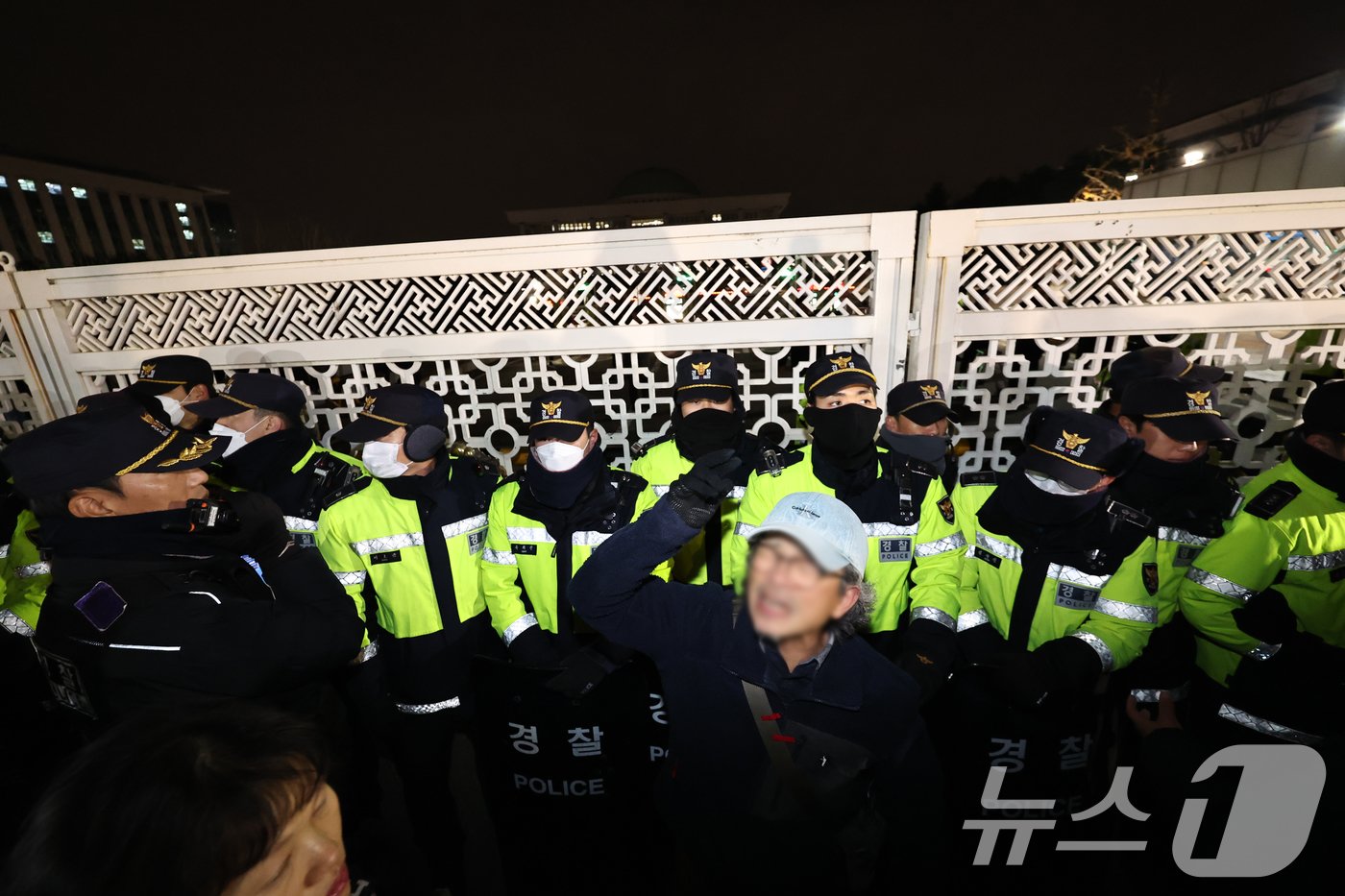 본문 이미지 - 윤석열 대통령이 전격적으로 계엄령을 선포한 지난해 12월3일 밤 서울 여의도 국회 정문 앞에서 경찰병력이 출입을 통제하고 있는 모습.2024.12.3/뉴스1 ⓒ News1 구윤성 기자