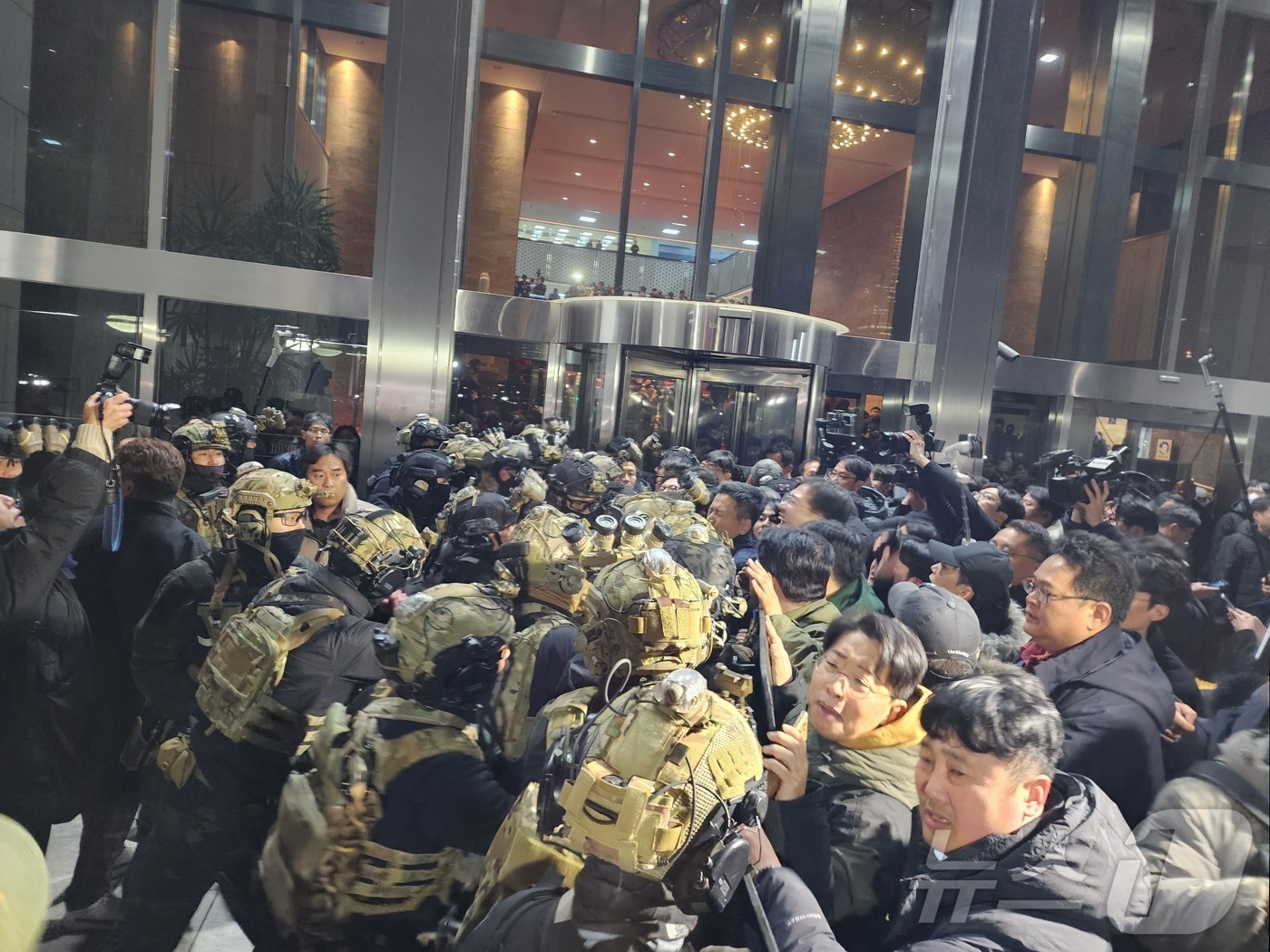 (서울=뉴스1) 박기현 기자 = 윤석열 대통령이 전격적으로 계엄령을 선포한 4일 자정 계엄군 병력이 국회 본청에 진입을 시도하자 국회 보좌진과 의원들이 막아서고 있다. 2024.1 …