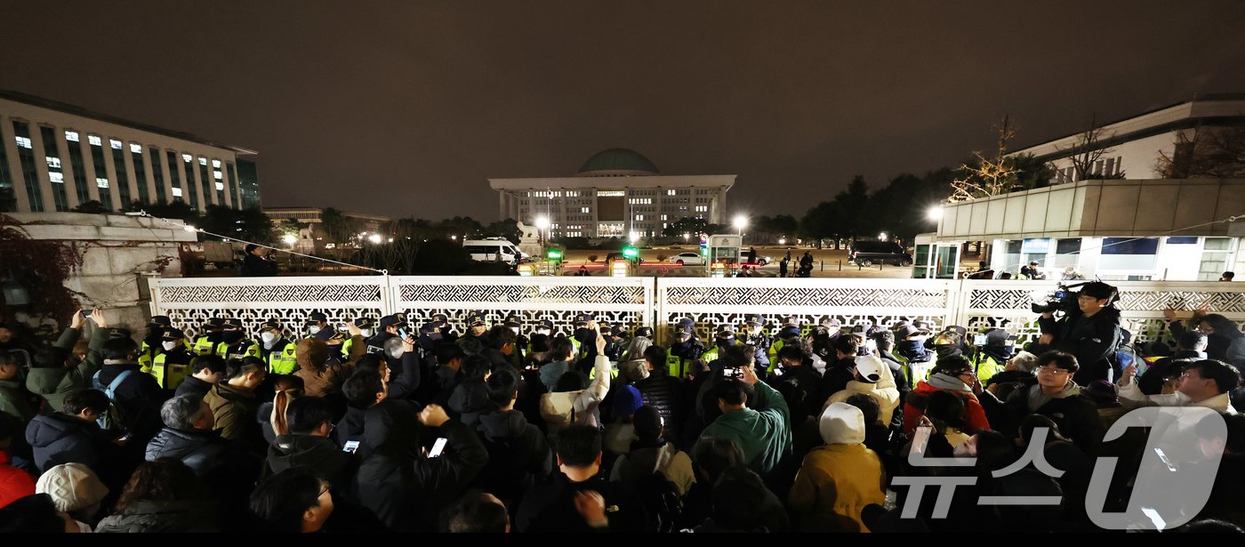 본문 이미지 - 윤석열 대통령이 전격적으로 계엄령을 선포한 3일 밤 서울 여의도 국회 정문 앞에서 경찰병력이 출입을 통제하고 있다.2024.12.3/뉴스1 ⓒ News1 구윤성 기자
