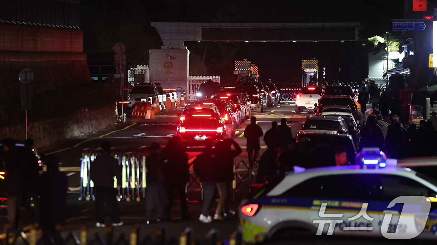 본문 이미지 - 윤석열 대통령이 전격적으로 계엄령을 선포한 3일 밤 서울 용산 대통렬실 앞에서 경찰병력이 출입을 통제하고 있다.2024.12.3/뉴스1 ⓒ News1 김진환 기자