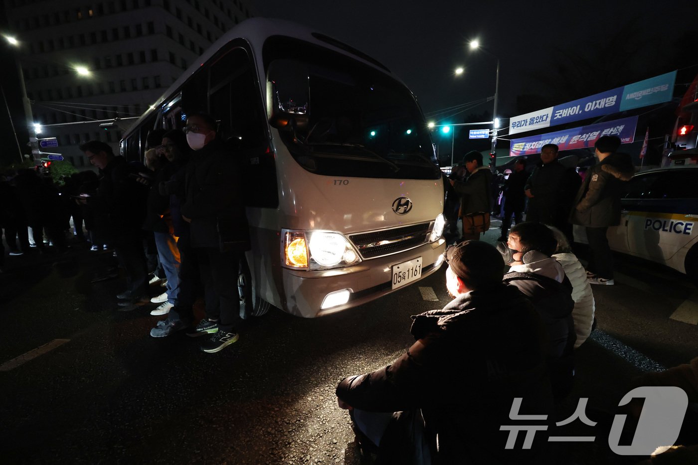 윤석열 대통령이 비상계엄령을 선포한 가운데 4일 새벽 서울 여의도 국회로 진입하려는 군 차량을 시민들이 막아서고 있다. 2024.12.4/뉴스1 ⓒ News1 구윤성 기자