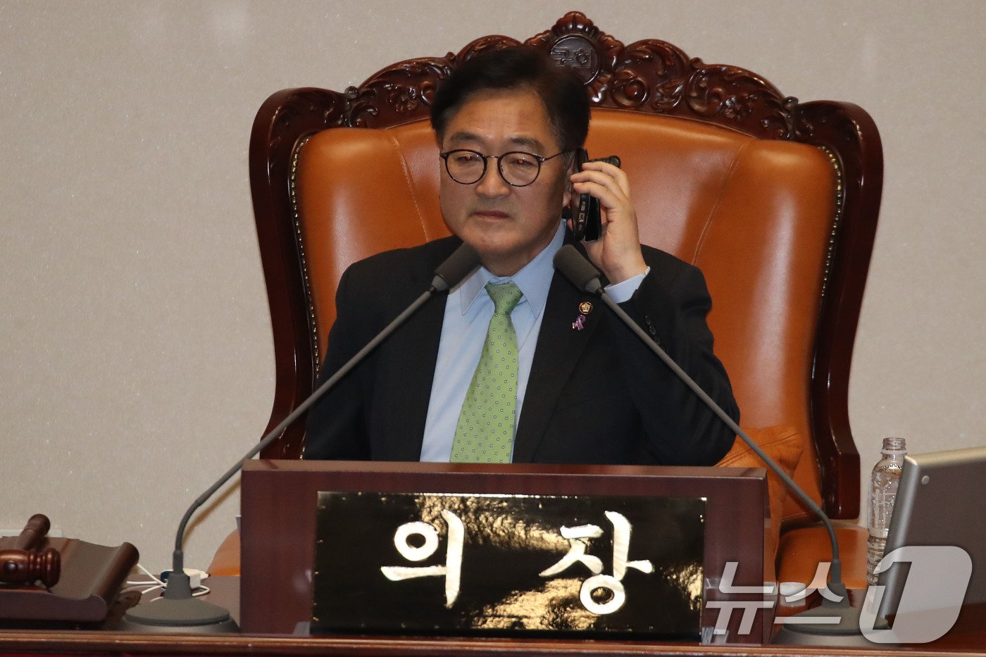 윤석열 대통령이 비상계엄령을 선포한 가운데 4일 새벽 서울 여의도 국회 본회의장에서 우원식 국회의장이 누군가와 전화통화를 하고 있다. .2024.12.4/뉴스1 ⓒ News1 이광호 기자