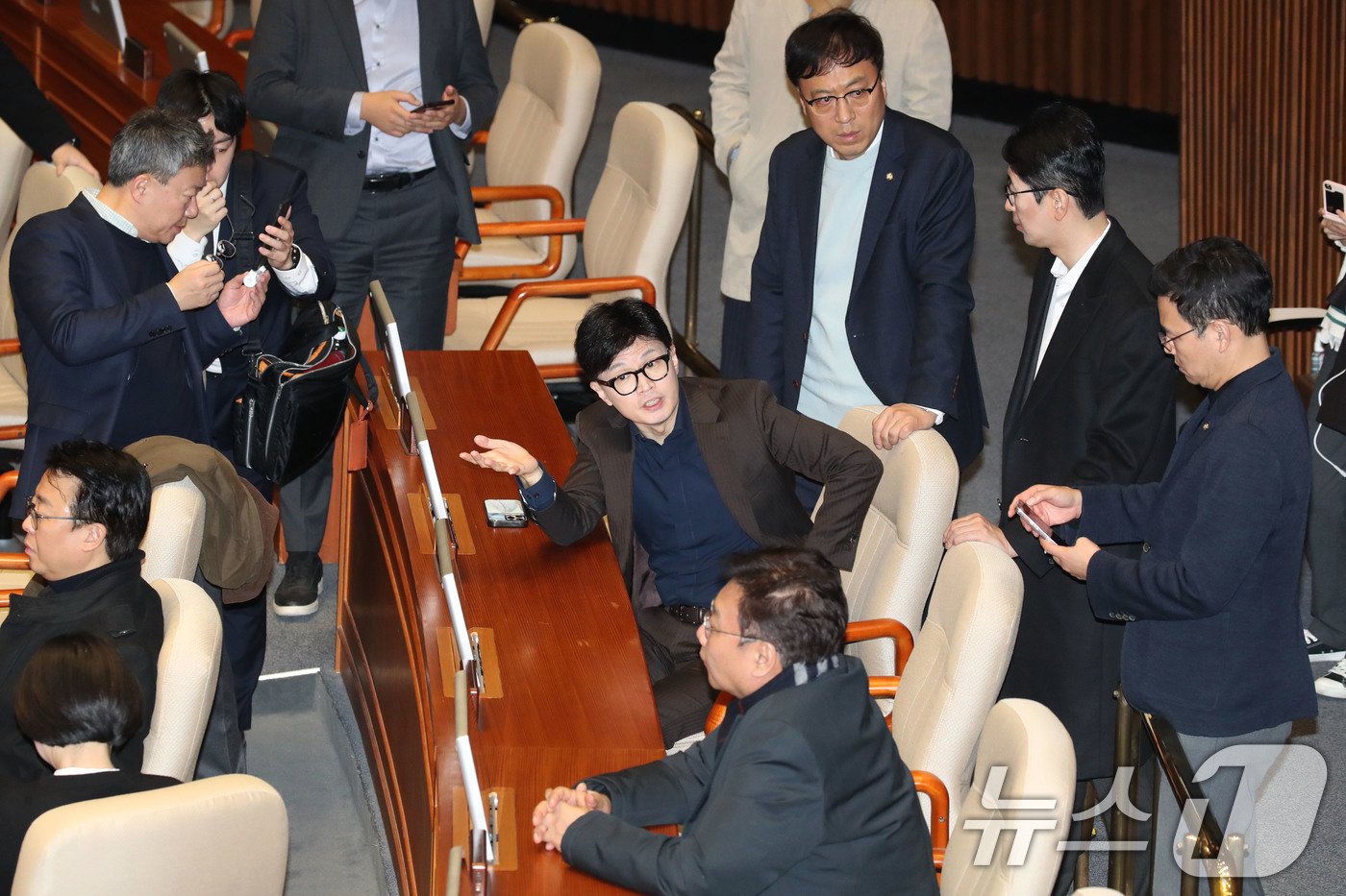 윤석열 대통령이 비상계엄령을 선포한 가운데 4일 새벽 서울 여의도 국회 본회의장에서 한동훈 국민의힘 대표를 비롯한 의원들이 심각하게 대화하고 있다. .2024.12.4/뉴스1 ⓒ News1 이광호 기자