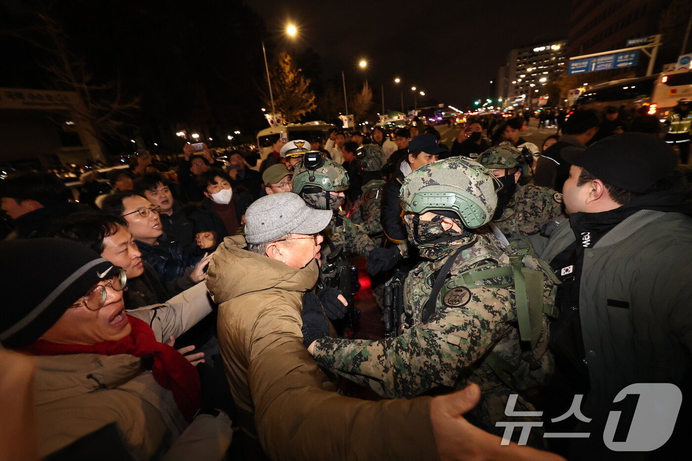 본문 이미지 - 윤석열 대통령이 전격적으로 계엄령을 선포한 4일 새벽 서울 여의도 국회 앞에서 계엄군과 시민들이 대치하고 있다. 2024.12.4/뉴스1 ⓒ News1 구윤성 기자