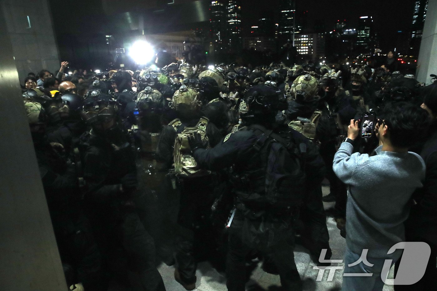 본문 이미지 - 윤석열 대통령이 비상계엄령을 선포한 가운데 4일 새벽 서울 여의도 국회 본청 앞에서 경내로 진입하려는 계엄군과 국회 관계자들이 몸싸음을 벌이고 있다. .2024.12.4/뉴스1 ⓒ News1 이광호 기자