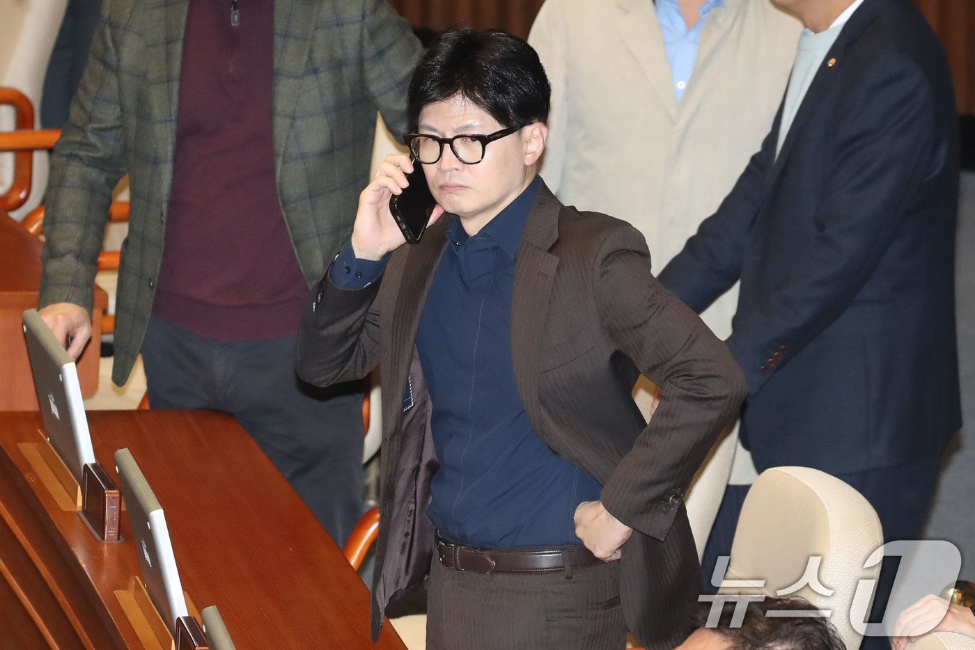 본문 이미지 - 윤석열 대통령이 비상계엄령을 선포한 가운데 4일 새벽 서울 여의도 국회 본회의장에서 한동훈 국민의힘 대표가 심각하게 전화통화를 하고 있다. .2024.12.4/뉴스1 ⓒ News1 이광호 기자