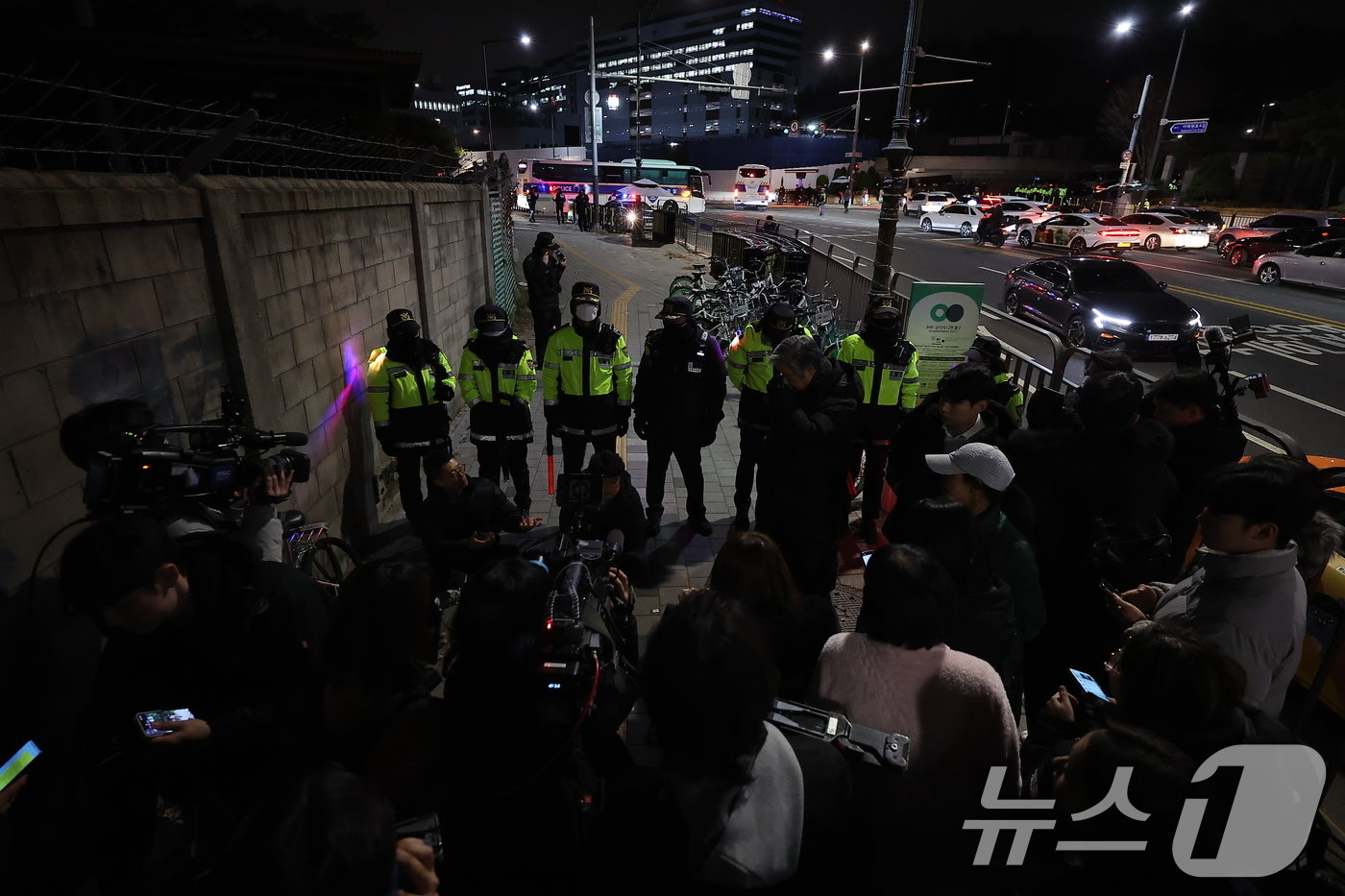 윤석열 대통령이 전격적으로 계엄령을 선포한 4일 새벽 서울 용산 대통렬실 앞에서 경찰병력이 출입을 통제하고 있다.2024.12.4/뉴스1 ⓒ News1 김진환 기자