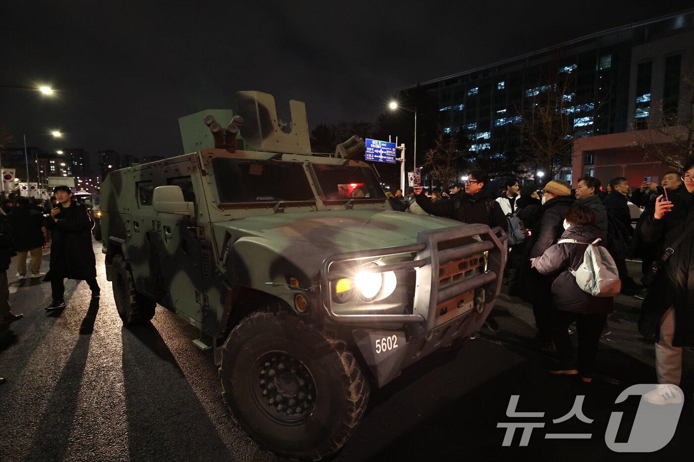 본문 이미지 - 윤석열 대통령이 전격적으로 계엄령을 선포한 4일 새벽 군 차량이 국회 주변에 진입하자 시민들이 막아서고 있다.2024.12.4/뉴스1 ⓒ News1 구윤성 기자