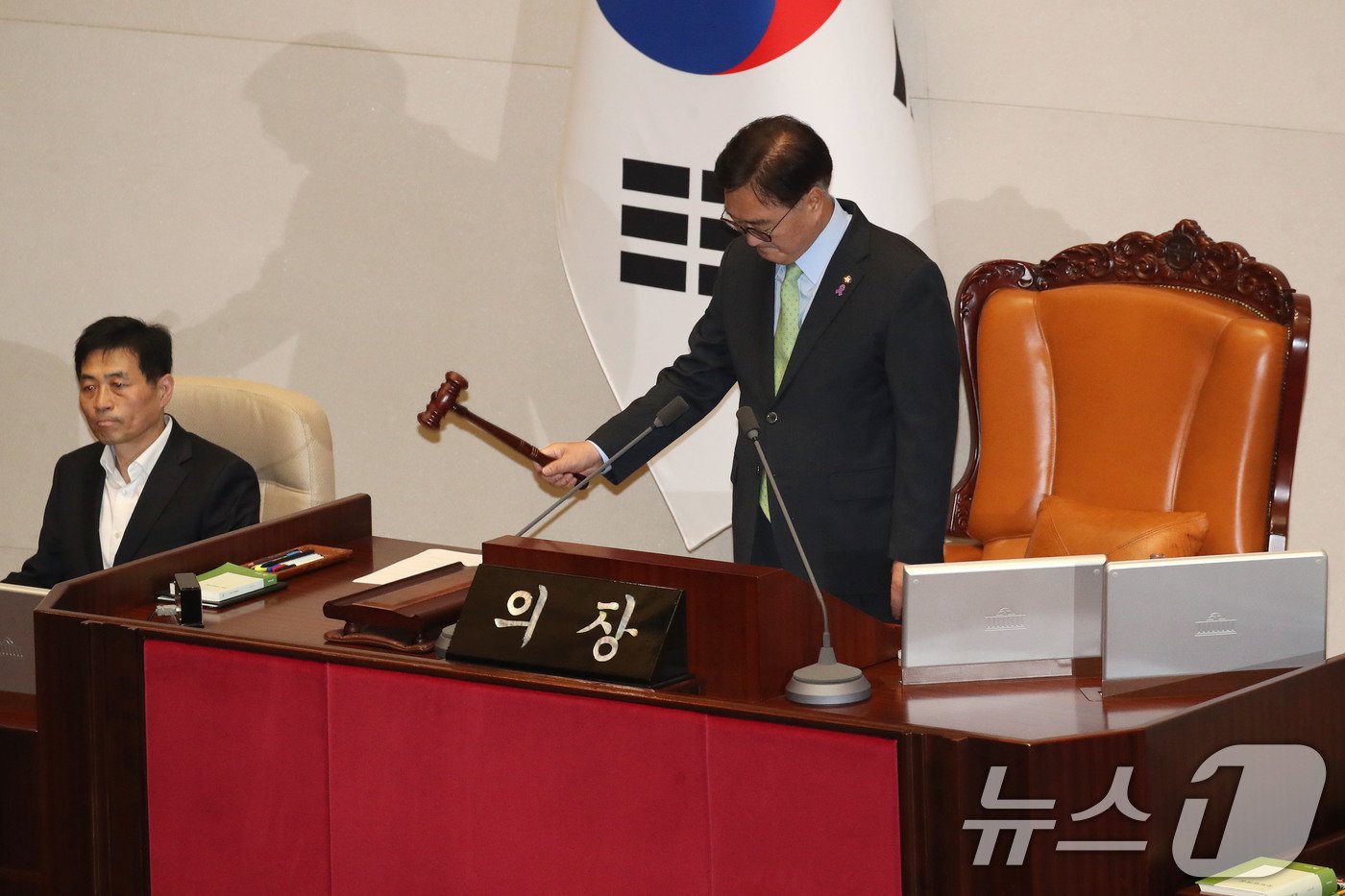 본문 이미지 - 윤석열 대통령이 비상계엄령을 선포한 가운데 우원식 국회의장이 4일 새벽 서울 여의도 국회 본회의장에서 본회의 개의를 선언하고 있다. .2024.12.4/뉴스1 ⓒ News1 이광호 기자