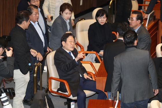 이재명 "비상계엄 해제…대통령 해제 선언 전까지 국회 지키겠다"