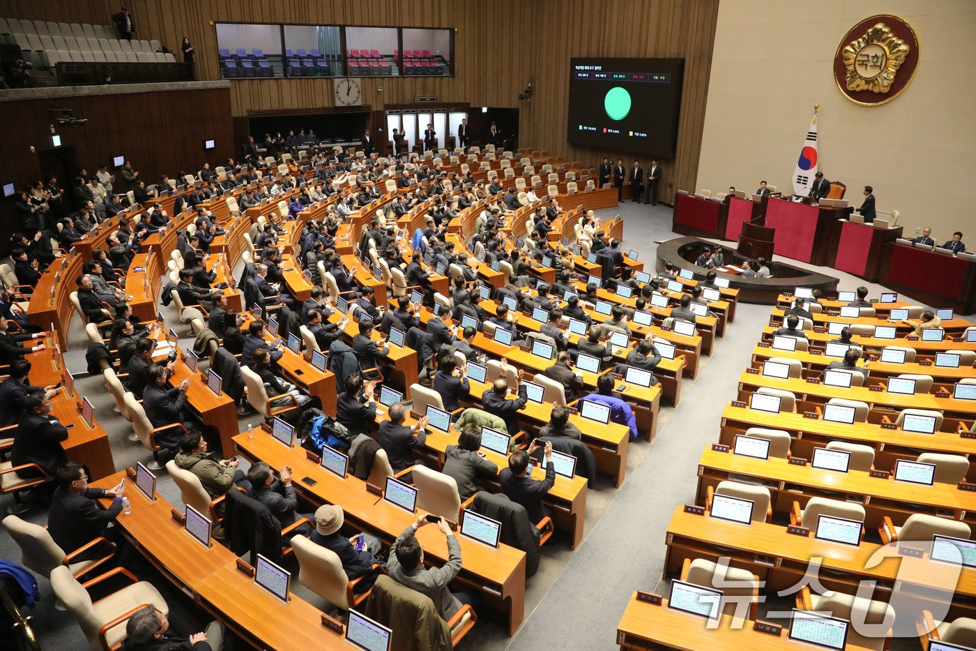 윤석열 대통령이 비상계엄령을 선포한 가운데 4일 새벽 서울 여의도 국회 본회의장에서 열린 본회의에서 비상계엄 해제 요구 결의안이 통과되고 있다. .2024.12.4/뉴스1 ⓒ News1 이광호 기자