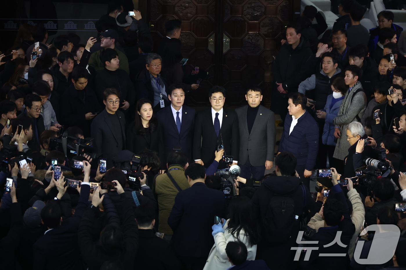 (서울=뉴스1) 김민지 기자 = 윤석열 대통령이 비상계엄령을 선포한 가운데 4일 새벽 서울 여의도 국회 로텐더홀에서 박찬대 더불어민주당 원내대표 등 의원들이 비상계엄 해제 요구 결 …