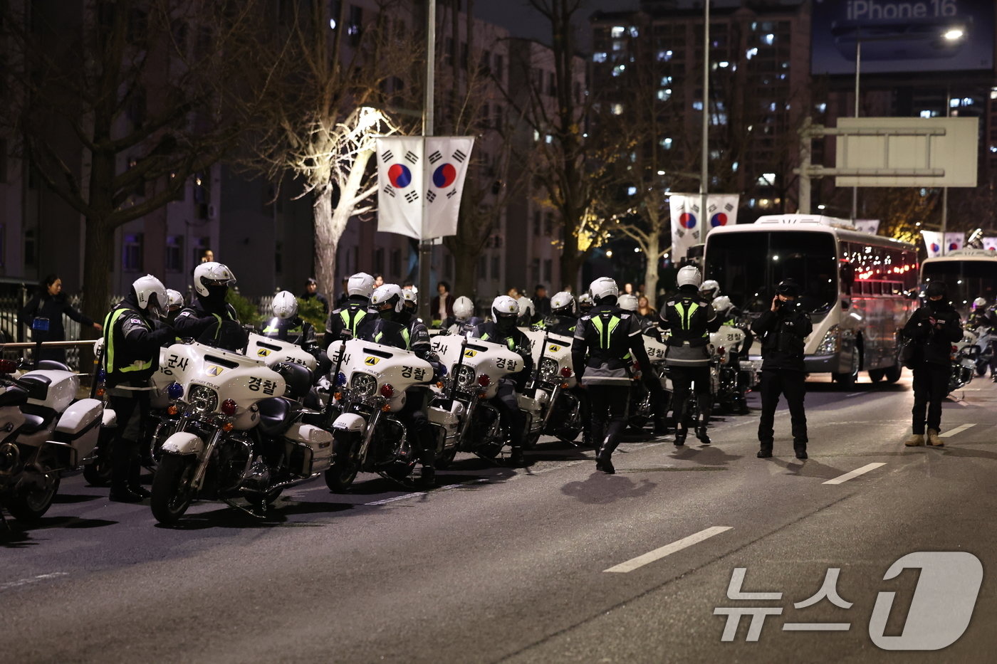 윤석열 대통령이 전격적으로 계엄령을 선포한 4일 새벽 서울 여의도 국회 주변에 계엄군 헌병대 병력이 모이고 있다. 2024.12.4/뉴스1 ⓒ News1 구윤성 기자