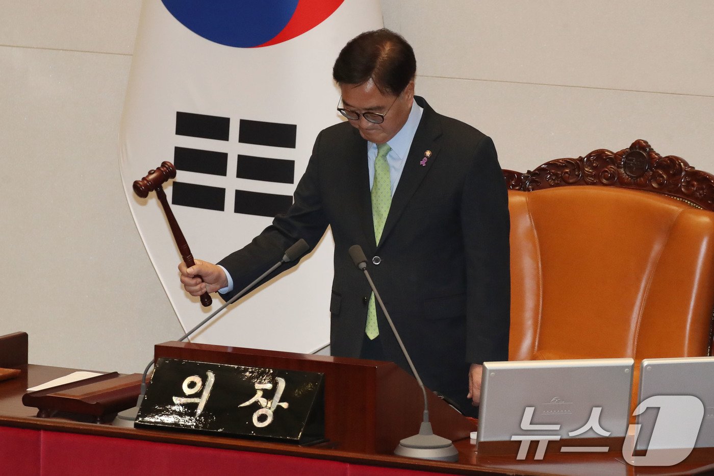 윤석열 대통령이 비상계엄령을 선포한 가운데 4일 새벽 서울 여의도 국회 본회의장에서 열린 본회의에서 우원식 국회의장이 비상계엄 해제 요구 결의안을 의결하고 있다. 2024.12.4/뉴스1 ⓒ News1 이광호 기자