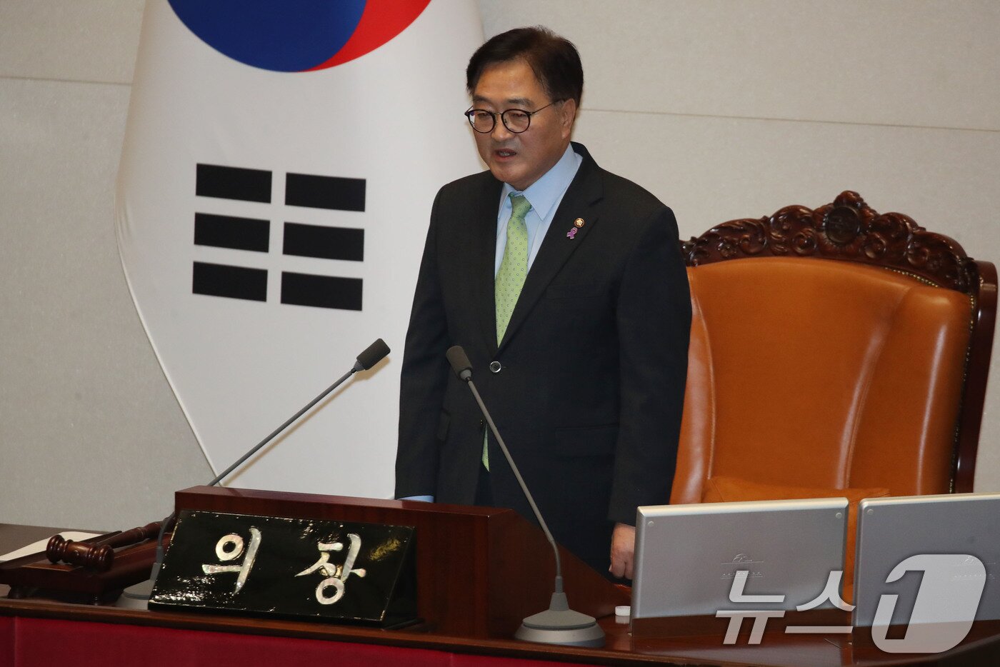 본문 이미지 - 지난해 12월 4일 새벽 서울 여의도 국회 본회의장에서 열린 본회의에서 우원식 국회의장이 윤석열 대통령이 선포한 비상계엄령&#40;12·3&#41;에 있어 해제 요구 결의안을 의결한 뒤 발언하고 있다. .2024.12.4/뉴스1 ⓒ News1 이광호 기자