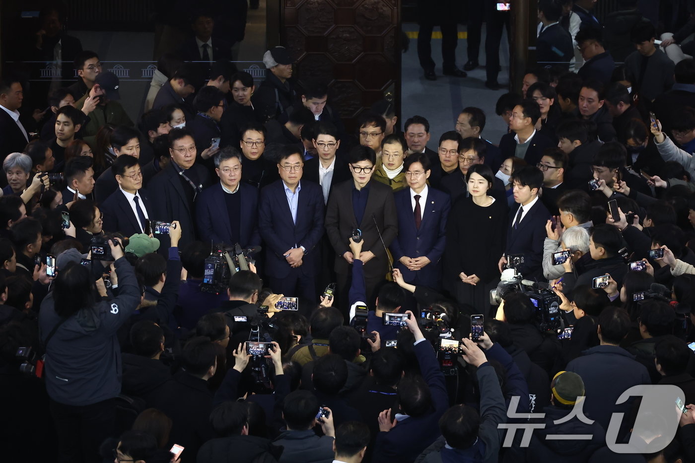 윤석열 대통령이 비상계엄령을 선포한 가운데 4일 새벽 서울 여의도 국회 로텐더홀에서 한동훈 국민의힘 대표 등 의원들이 비상계엄 해제 요구 결의안 통과 후 입장을 발표하고 있다. 2024.12.4/뉴스1 ⓒ News1 김민지 기자