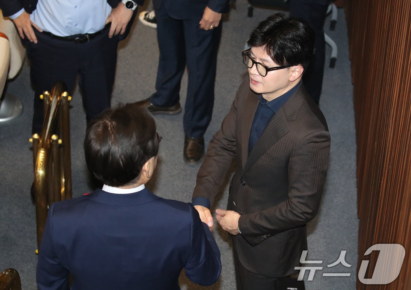 본문 이미지 - 윤석열 대통령이 비상계엄령을 선포한 가운데 4일 새벽 서울 여의도 국회에서 열린 본회의에서 이재명 더불어민주당 대표와 한동훈 국민의힘 대표가 인사를 나누고 있다. 2024.12.4/뉴스1 ⓒ News1 이광호 기자