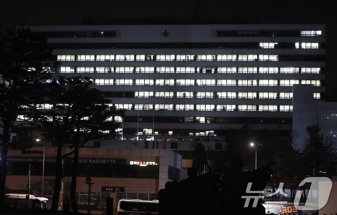 윤석열 대통령이 전격적으로 계엄령을 선포한 4일 새벽 서울 용산구 국방부 청사가 환하게 밝혀 있다. 2024.12.4/뉴스1 ⓒ News1 김진환 기자