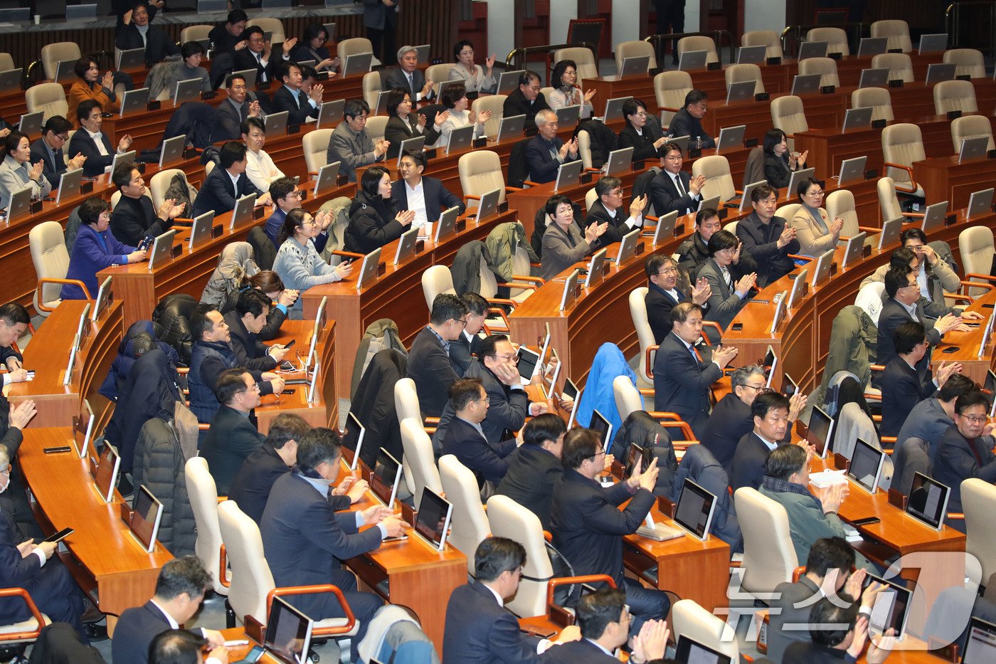 본문 이미지 - 윤석열 대통령이 비상계엄령을 선포한 가운데 4일 새벽 서울 여의도 국회에서 열린 본회의에서 비상계엄 해제 요구 결의안이 통과되자 야당 의원들이 박수치고 있다. 2024.12.4/뉴스1 ⓒ News1 이광호 기자