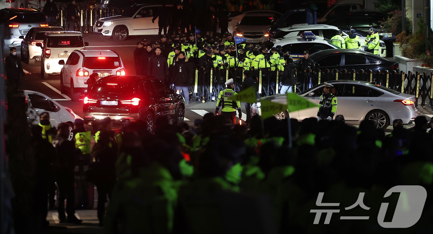 윤석열 대통령이 전격적으로 계엄령을 선포한 4일 새벽 서울 용산 대통렬실 앞에서 경찰병력이 출입을 통제하고 있다.2024.12.4/뉴스1 ⓒ News1 김진환 기자