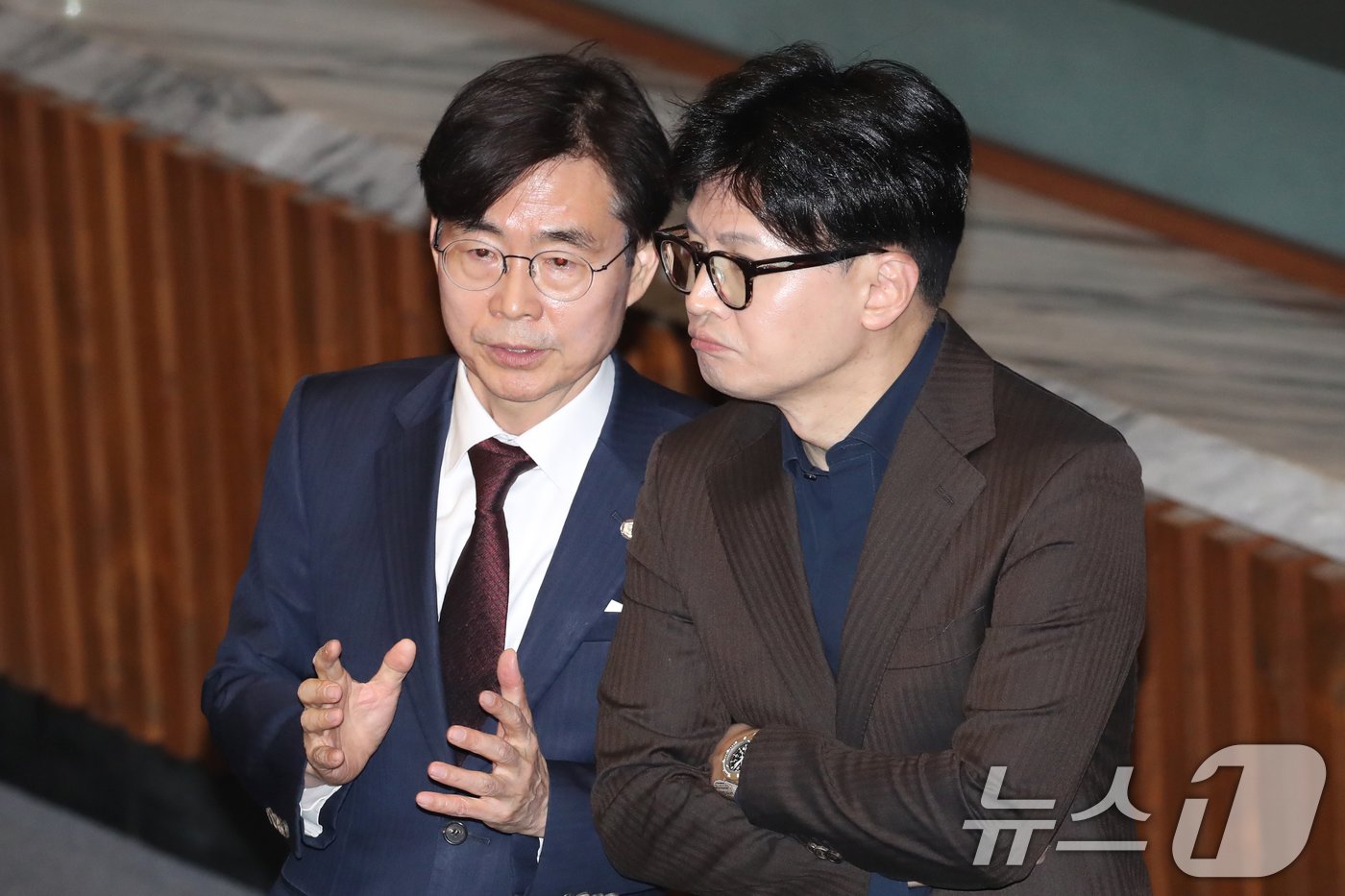 본문 이미지 - 윤석열 대통령이 비상계엄령을 선포한 가운데 한동훈 국민의힘 대표와 조경태 의원이 4일 새벽 서울 여의도 국회 본회의장에서 대화하고 있다. .2024.12.4/뉴스1 ⓒ News1 이광호 기자