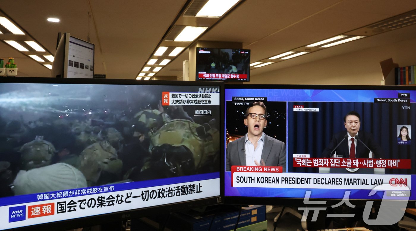 본문 이미지 - 윤석열 대통령이 전격적으로 계엄령을 선포한 4일 새벽 CNN과 NHK 등 주요 외신에 윤석열 대통령의 계엄 관련 뉴스가 나오고 있다. 2024.12.4/뉴스1 ⓒ News1 김성진 기자
