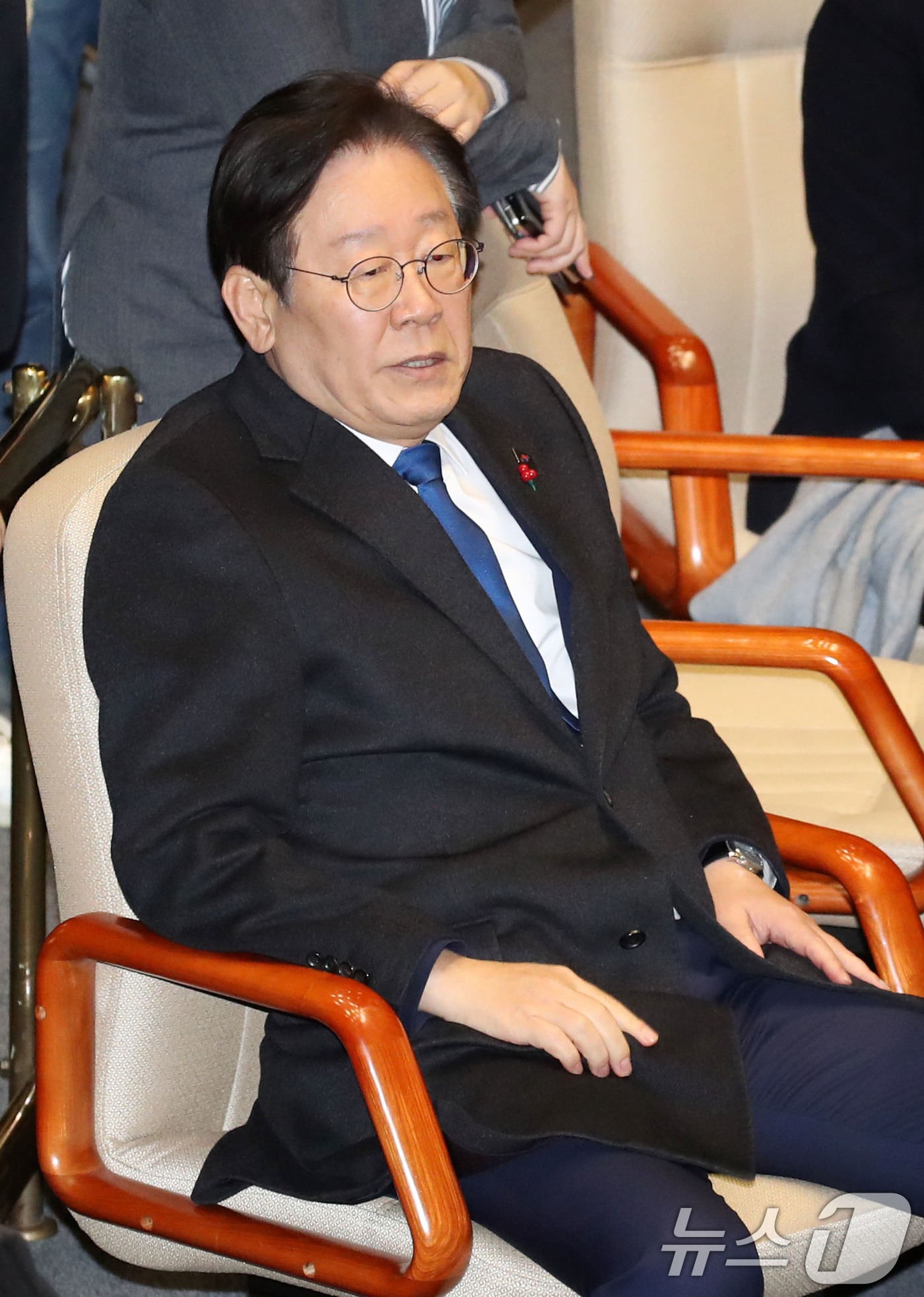 (서울=뉴스1) 이광호 기자 = 윤석열 대통령이 비상계엄령을 선포한 가운데 4일 새벽 서울 여의도 국회 본회의장에서 이재명 더불어민주당 대표가 심각한 표정을 짓고 있다. .2024 …