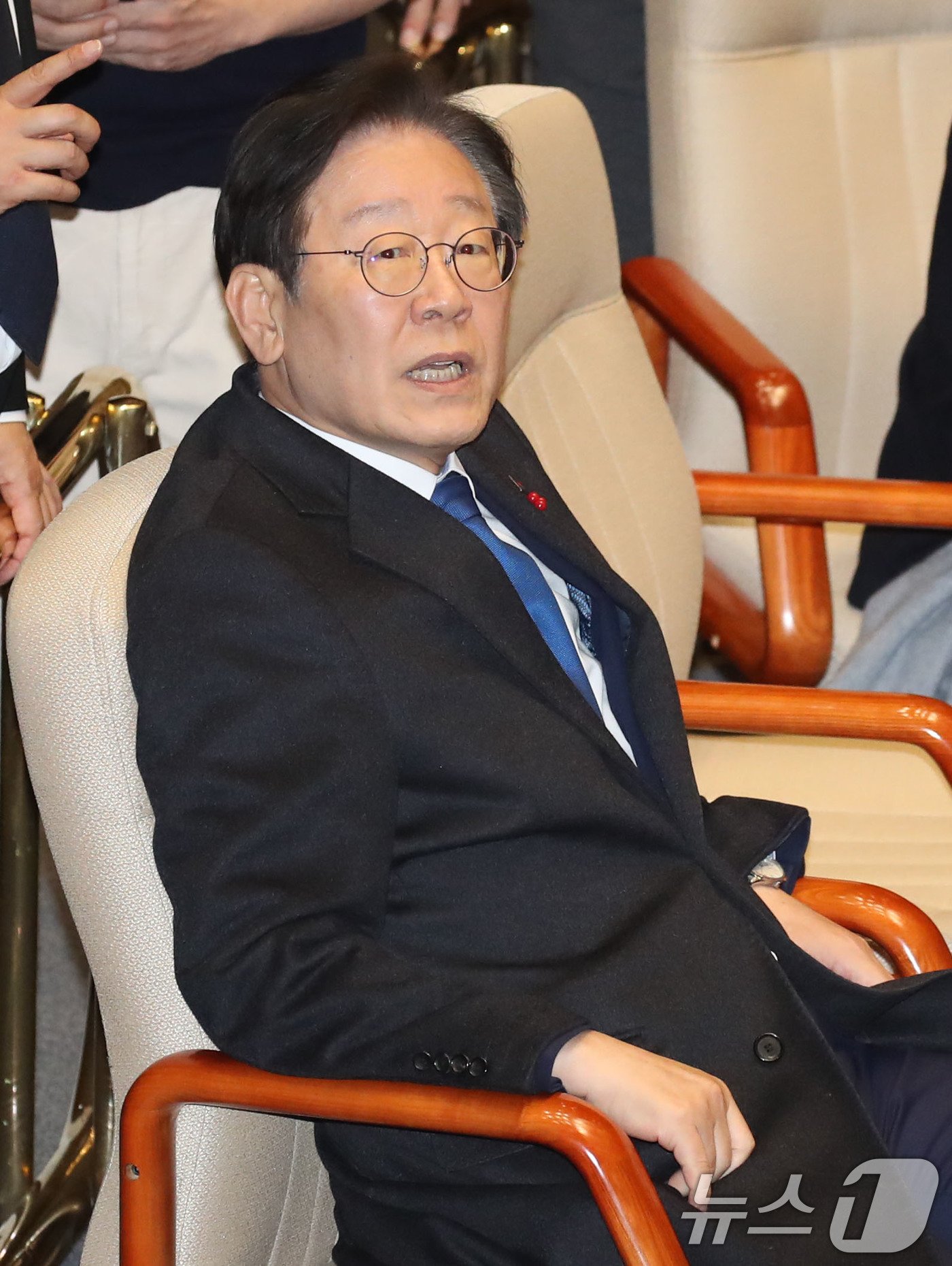 본문 이미지 - 윤석열 대통령이 비상계엄령을 선포한 가운데 4일 새벽 서울 여의도 국회에서 열린 본회의에 참석해 있다. .2024.12.4/뉴스1 ⓒ News1 이광호 기자