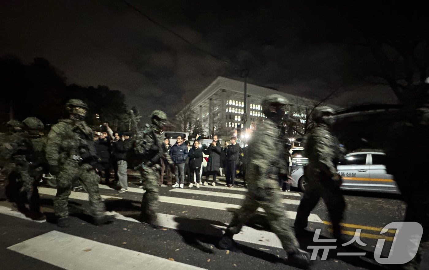 윤석열 대통령의 비상계엄 해제 요구 결의안이 국회 본회의에서 통과된 4일 새벽 무장 계엄군이 국회를 나서고 있다. 여야는 이날 본회의에서 재석 190명 중 찬성 190명으로 비상계엄 해제 요구 결의안을 가결 처리했다. 이에 따라 계엄령 선포는 무효가 됐다고 국회의장실은 설명했다. 2024.12.4/뉴스1 ⓒ News1 안은나 기자