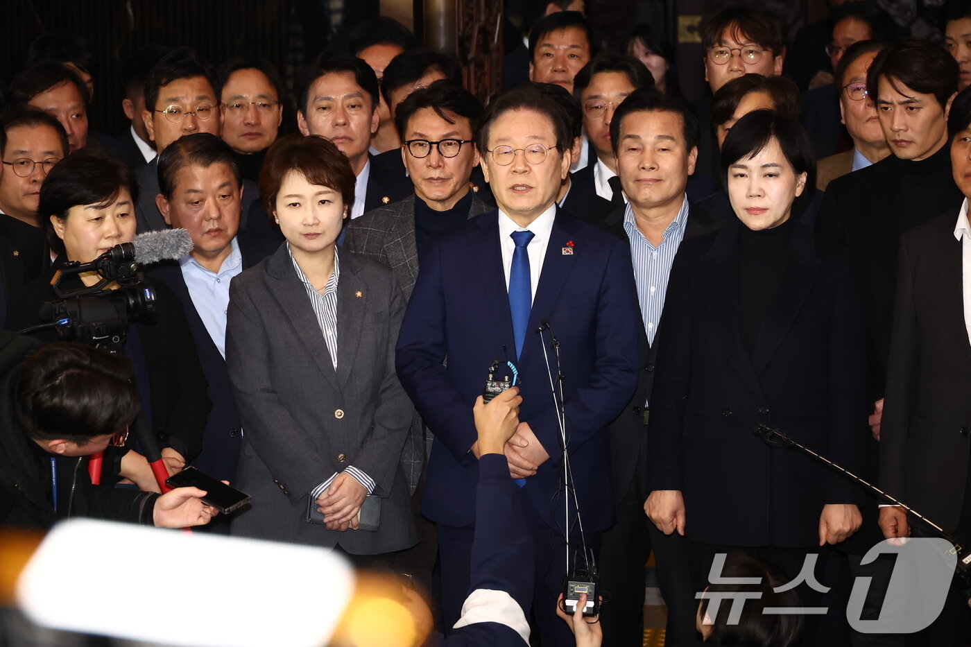 본문 이미지 - 윤석열 대통령이 비상계엄령을 선포한 가운데 4일 새벽 서울 여의도 국회 로텐더홀에서 이재명 더불어민주당 대표 등 의원들이 비상계엄 해제 요구 결의안 통과 후 입장을 발표하고 있다. 2024.12.4/뉴스1 ⓒ News1 김민지 기자