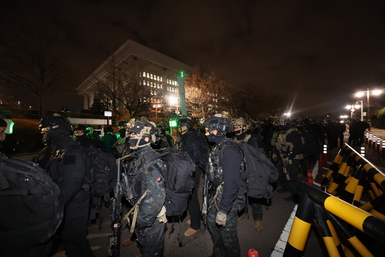 민주 "계엄 진압 지시 거부 군 간부 특진…헌신·소신 선례 될 것"