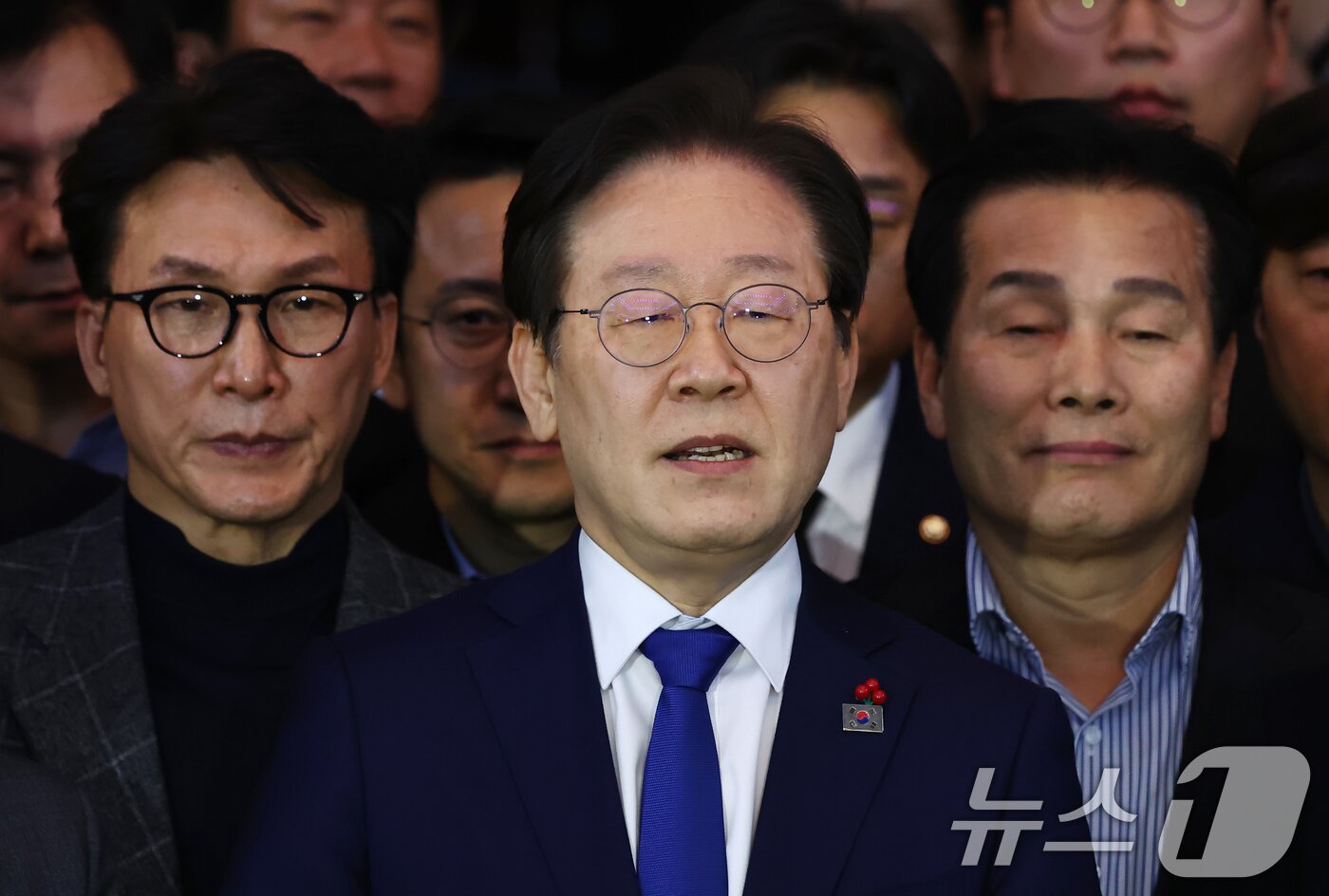 본문 이미지 - 윤석열 대통령이 비상계엄령을 선포한 가운데 4일 새벽 서울 여의도 국회 로텐더홀에서 이재명 더불어민주당 대표 등 의원들이 비상계엄 해제 요구 결의안 통과 후 입장을 발표하고 있다. 2024.12.4/뉴스1 ⓒ News1 김민지 기자