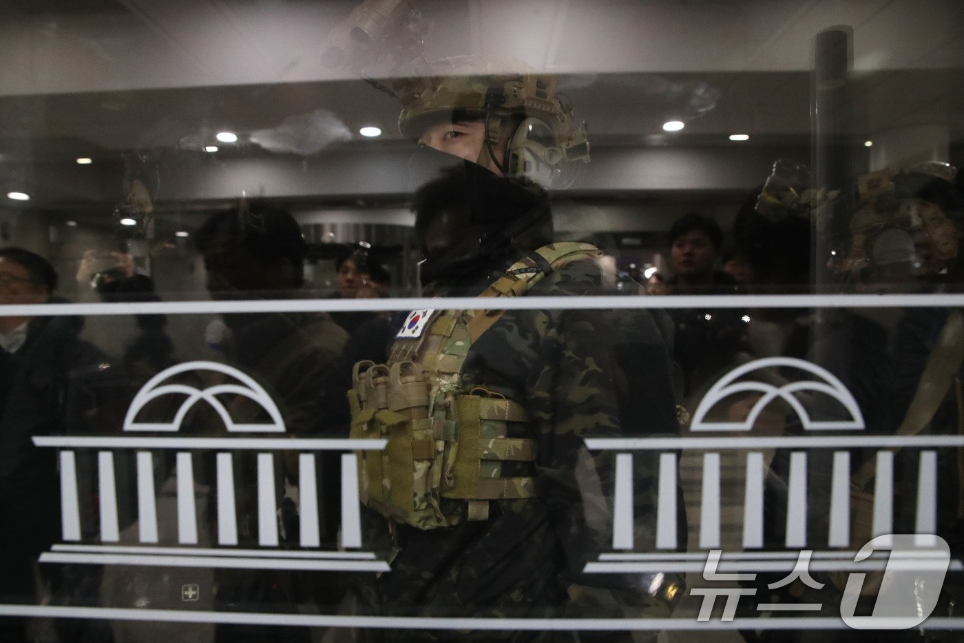 본문 이미지 - 윤석열 대통령이 전격적으로 비상계엄령을 선포한 지난 3일 밤 서울 여의도 국회 본청 후문 앞에서 계엄군이 근무를 서고 있다.2024.12.4/뉴스1 ⓒ News1 이광호 기자
