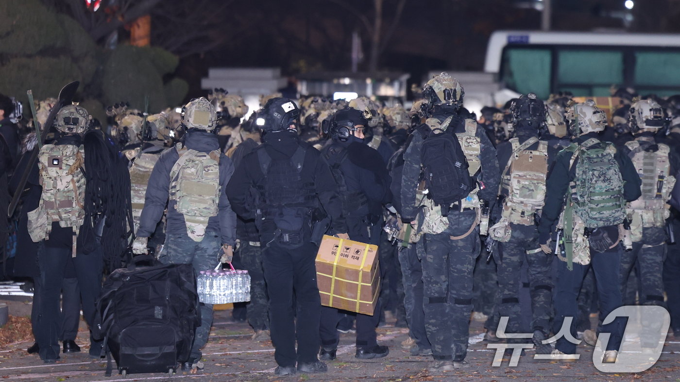 윤석열 대통령의 비상계엄 해제 요구 결의안이 국회 본회의에서 통과된 4일 새벽 무장 계엄군이 국회를 나서고 있다. 여야는 이날 본회의에서 재석 190명 중 찬성 190명으로 비상계엄 해제 요구 결의안을 가결 처리했다. 이에 따라 계엄령 선포는 무효가 됐다고 국회의장실은 설명했다. 2024.12.4/뉴스1 ⓒ News1 박지혜 기자