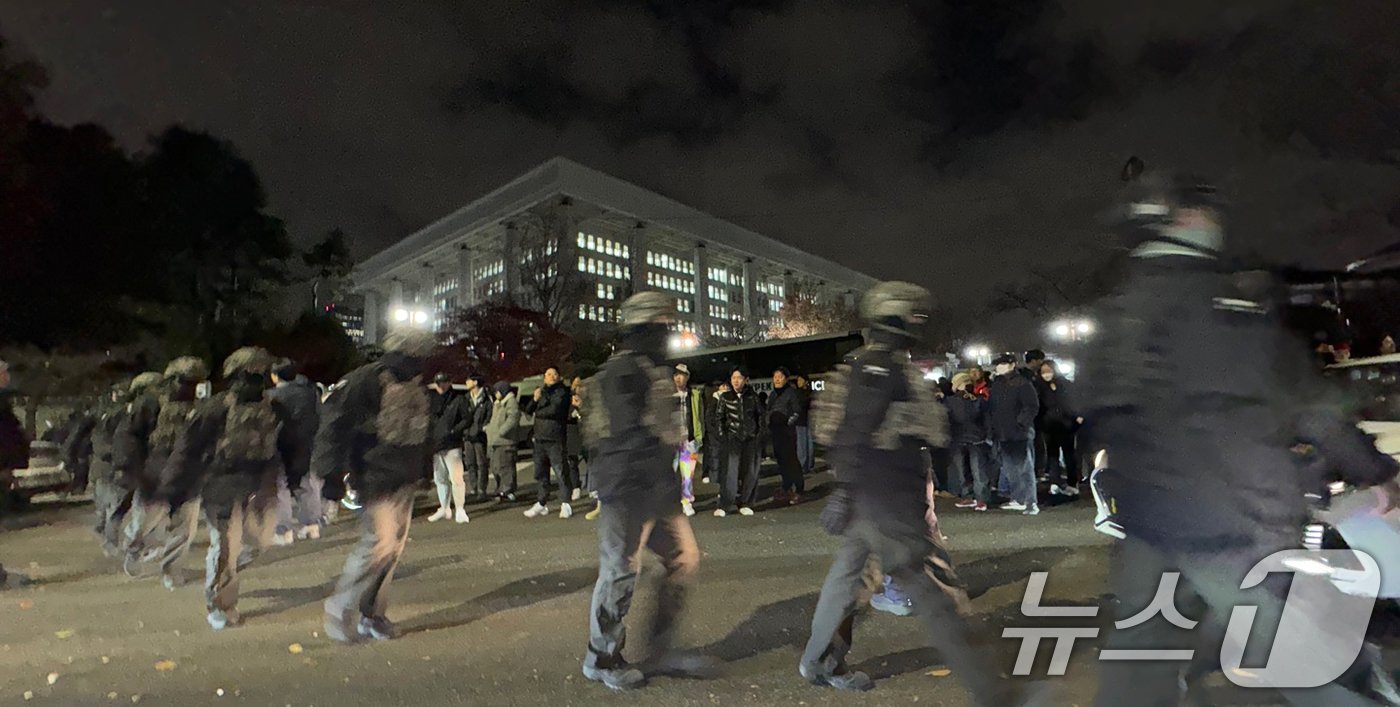 본문 이미지 - 윤석열 대통령의 비상계엄 해제 요구 결의안이 국회 본회의에서 통과된 4일 새벽 무장 계엄군이 국회를 나서고 있다. 여야는 이날 본회의에서 재석 190명 중 찬성 190명으로 비상계엄 해제 요구 결의안을 가결 처리했다. 이에 따라 계엄령 선포는 무효가 됐다고 국회의장실은 설명했다. 2024.12.4/뉴스1 ⓒ News1 안은나 기자