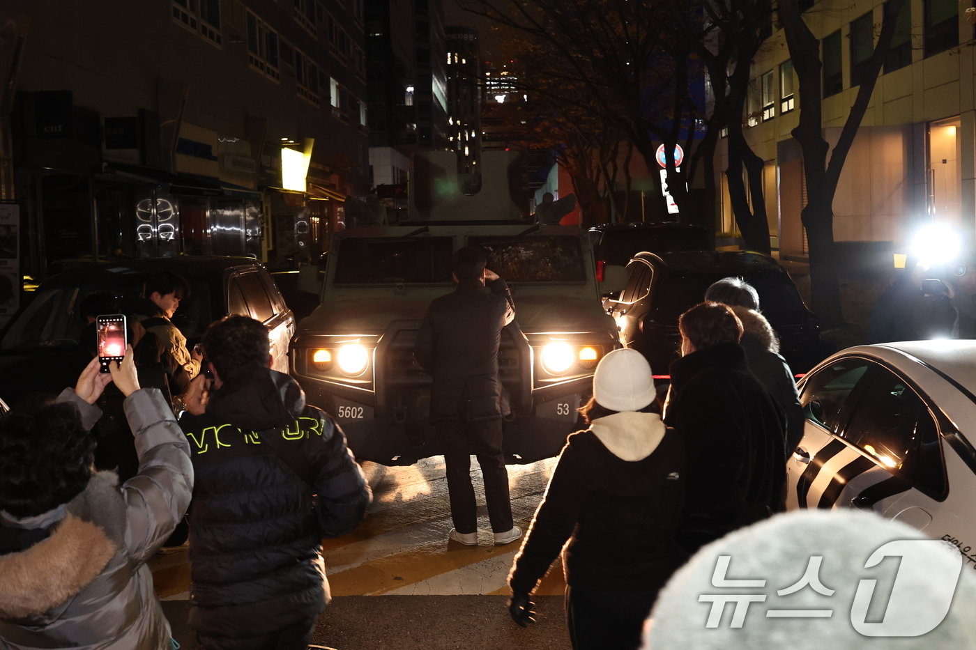 본문 이미지 - 윤석열 대통령이 비상계엄령을 선포한 가운데 4일 새벽 서울 여의도 더불어민주당사 인근 골목에서 시민들이 계엄군 차량을 막아서고 있다. 2024.12.4/뉴스1 ⓒ News1 구윤성 기자