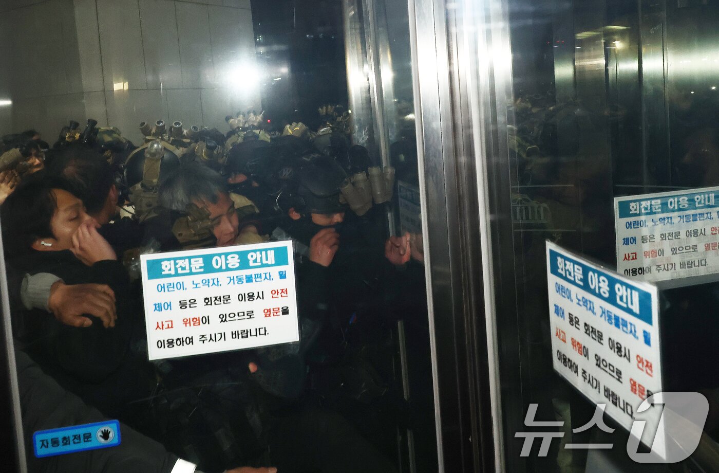 본문 이미지 - 윤석열 대통령이 전격적으로 비상계엄령을 선포한 4일 새벽 계엄군들이 국회 본청 진입을 시도하고 있다. 2024.12.4/뉴스1 ⓒ News1 김민지 기자