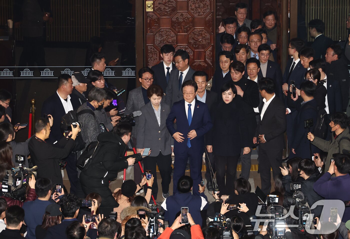 본문 이미지 - 윤석열 대통령이 비상계엄령을 선포한 가운데 4일 새벽 서울 여의도 국회 로텐더홀에서 이재명 더불어민주당 대표 등 의원들이 비상계엄 해제 요구 결의안 통과 후 입장을 발표하기 위해 본회의장을 나오고 있다. 2024.12.4/뉴스1 ⓒ News1 김민지 기자