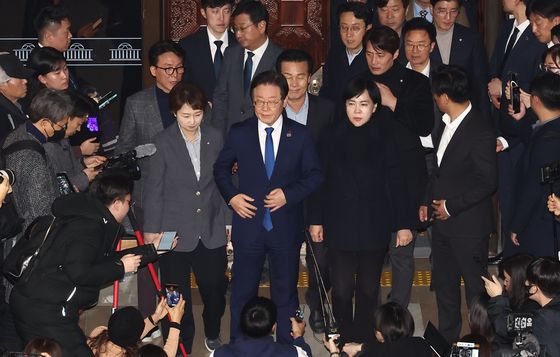 민주 지도부 "헌법 위반 불법 계엄선포…해제까지 국회 지킬 것"