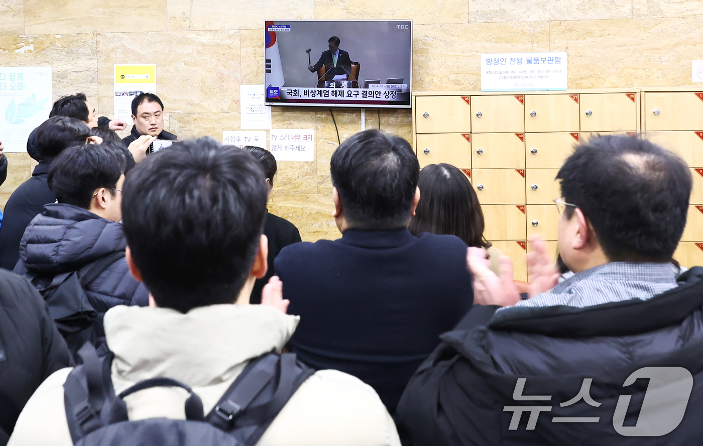 (서울=뉴스1) 김민지 기자 = 윤석열 대통령이 비상계엄령을 선포한 가운데 4일 새벽 서울 여의도 국회에서 보좌진 등 관계자들이 비상계엄 해제 요구 결의안 통과 모습을 보며 환호하 …