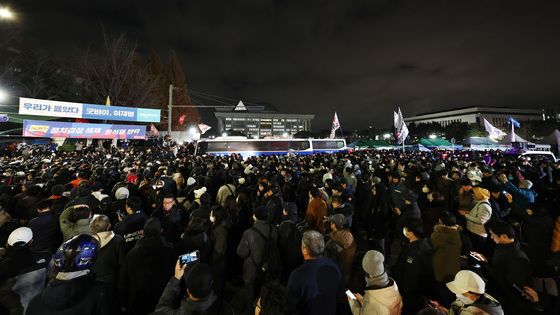 "긴박했던 150분"…헬기 타고 나타난 계엄군에 긴장, 결말은 '환호'