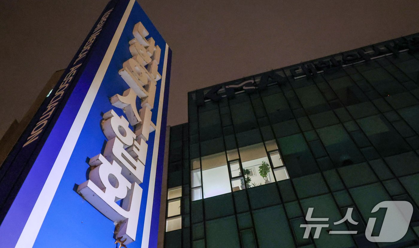 본문 이미지 - 윤석열 대통령이 비상 계엄령을 선포한 가운데 4일 새벽 서울 용산구 의협회관 건물에 불이 켜져 있다.  2024.12.4/뉴스1 ⓒ News1 김성진 기자