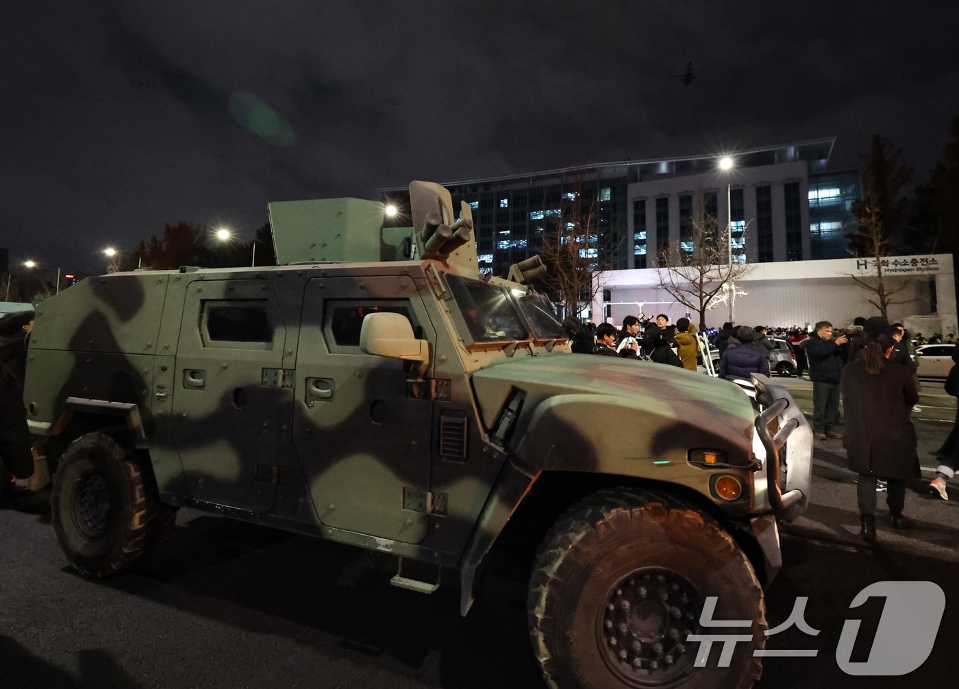 본문 이미지 - 윤석열 대통령이 비상계엄령을 선포한 가운데 4일 새벽 서울 여의도 국회 앞 계엄군 차량 위로 군 헬기가 날고 있다. 2024.12.4/뉴스1 ⓒ News1 구윤성 기자