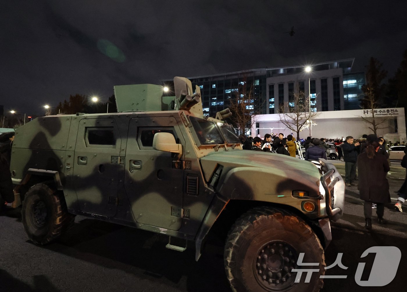 윤석열 대통령이 비상계엄령을 선포한 가운데 4일 새벽 서울 여의도 국회 앞 계엄군 차량 위로 군 헬기가 날고 있다. 2024.12.4/뉴스1 ⓒ News1 구윤성 기자