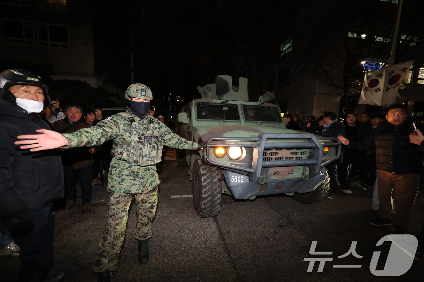 (서울=뉴스1) 이재명 기자 = 윤석열 대통령의 비상계엄 해제 요구 결의안이 국회 본회의에서 통과된 4일 새벽 서울 여의도 더불어민주당 당사 인근에 배치된 군 차량이 철수하고 있다 …