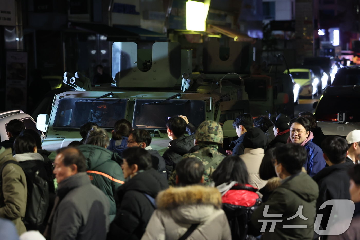 본문 이미지 - 윤석열 대통령의 비상계엄 해제 요구 결의안이 국회 본회의에서 통과된 4일 새벽 서울 여의도 더불어민주당 당사 인근에 배치된 군 차량이 철수하고 있다. 여야는 이날 본회의에서 재석 190명 중 찬성 190명으로 비상계엄 해제 요구 결의안을 가결 처리했다. 이에 따라 계엄령 선포는 무효가 됐다고 국회의장실은 설명했다. 2024.12.4/뉴스1 ⓒ News1 이재명 기자