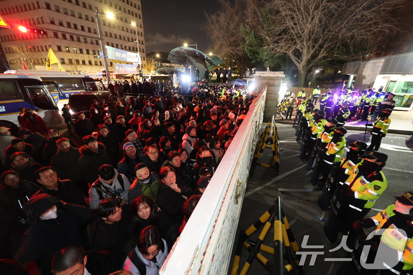 본문 이미지 - 윤석열 대통령의 비상계엄 해제 요구 결의안이 국회 본회의에서 통과된 4일 새벽 서울 여의도 국회 정문 앞에 모인 시민들이 출입을 막고 있는 경찰 병력에게 국회 개방을 촉구하고 있다. 여야는 이날 본회의에서 재석 190명 중 찬성 190명으로 비상계엄 해제 요구 결의안을 가결 처리했다. 이에 따라 계엄령 선포는 무효가 됐다고 국회의장실은 설명했다. 2024.12.4/뉴스1 ⓒ News1 박지혜 기자