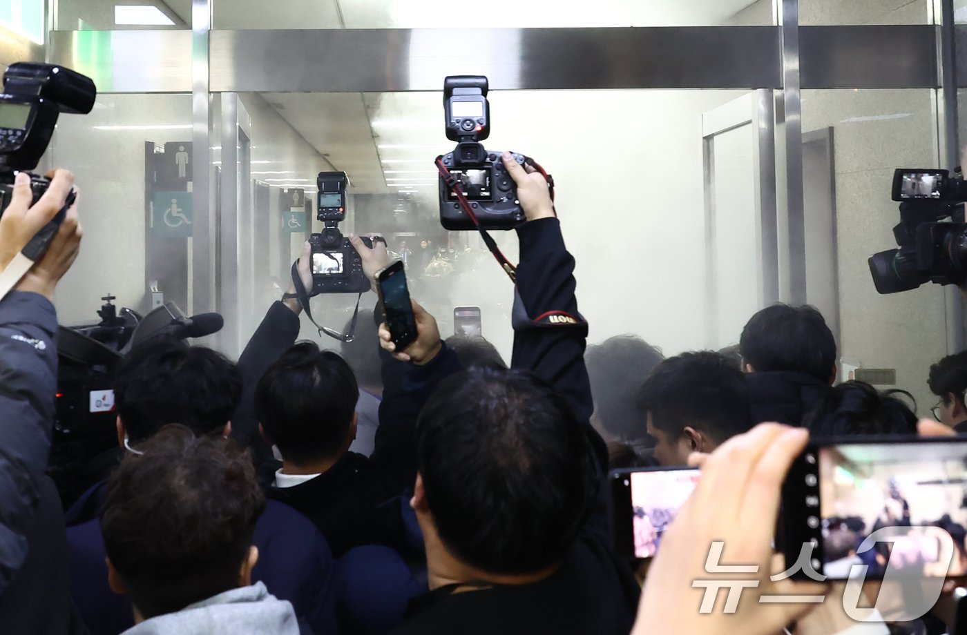 본문 이미지 - 윤석열 대통령이 전격적으로 비상계엄령을 선포한 4일 새벽 계엄군들이 국회 본청 진입을 시도하자 국회 보좌진 등 직원들이 소화기를 뿌리며 대치하고 있다. 2024.12.4/뉴스1 ⓒ News1 김민지 기자