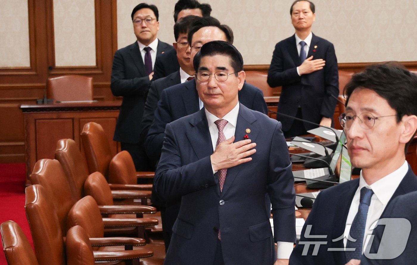 김용현 국방부 장관이 지난 3일 서울 종로구 정부서울청사에서 열린 국무회의에 참석해 국민의례를 하는 모습. 국방부에 따르면 김용현 장관은 이날 밤 전군 주요 지휘관 회의를 개최해 이처럼 지시했다. 김 장관은 윤 대통령에게 직접 계엄을 건의했다. 계엄 선포를 위해선 형식상 국방부 장관이 대통령에게 건의하게 돼있는 것으로 전해진다. 2024.12.4/뉴스1 ⓒ News1 허경 기자